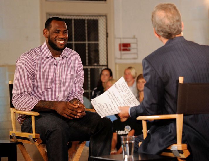 LeBron er hér með Jim Gray í sjónvarpsþættinum í gær.