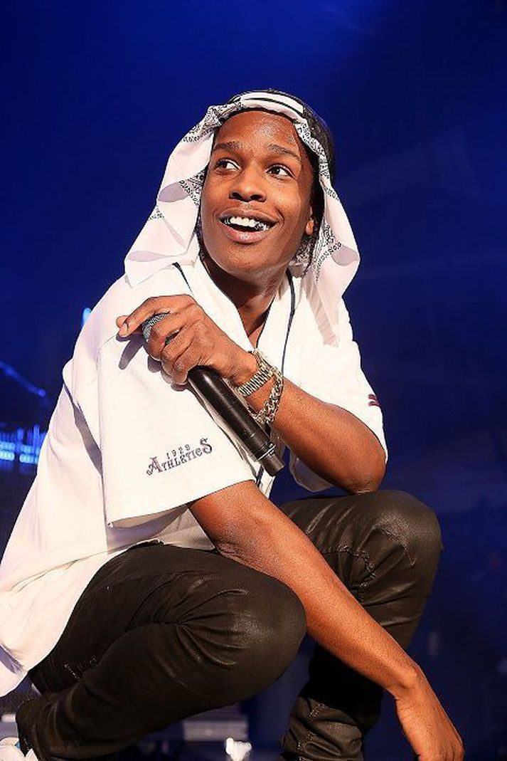 Kona sem var í hópi áhorfenda á tónleikum rapparans A$AP Rocky hefur kært hann fyrir að hafa slegið sig utan undir.