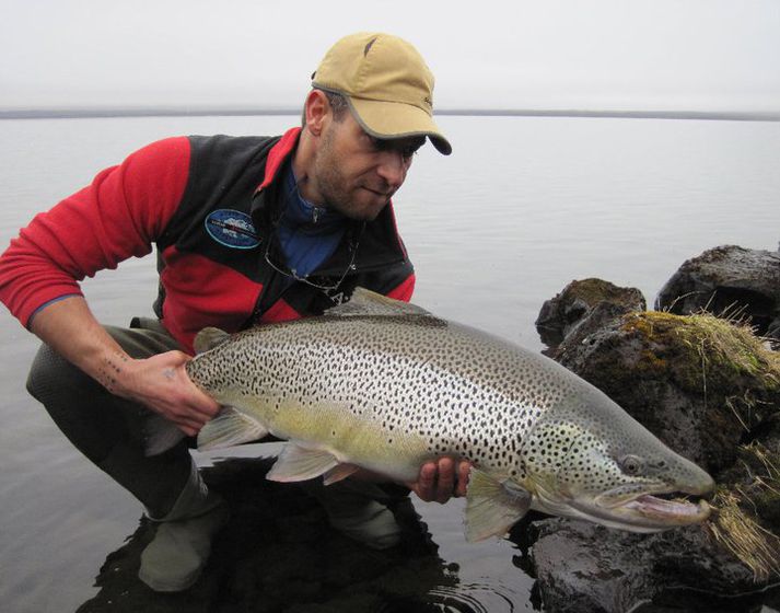 Tommi Za með flottann urriða úr Þingvallavatni sem var að sjálfsögðu sleppt aftur