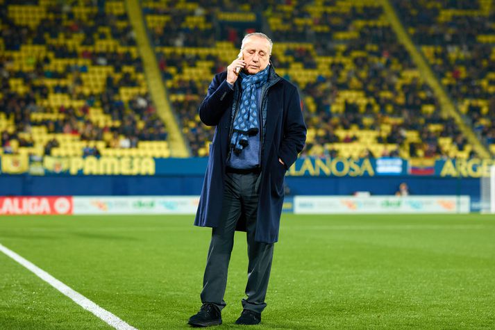 Fernando Roig, forseti Villarreal, sést hér í kvöld í símanum niðri á velli, að fá skilaboðin um að leiknum yrði aflýst.