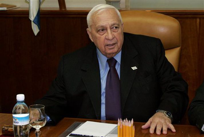 Ariel Sharon er enn í lífshættu.