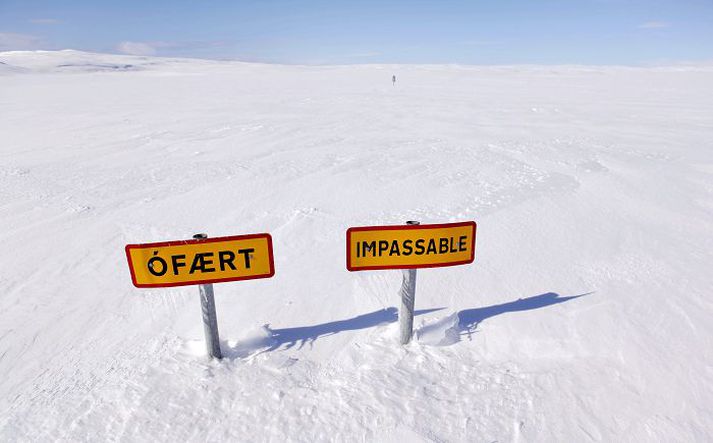 Leiðin um Þorskafjarðarheiði var ófær, og varla hægt að sjá að þar sé vegur þar sem stikur voru á kafi í snjó í gær. 