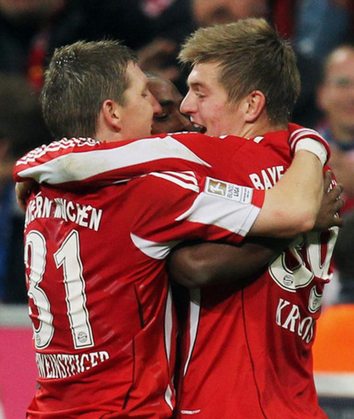 Toni Kroos og Bastian Schweinsteiger fagna í kvöld.