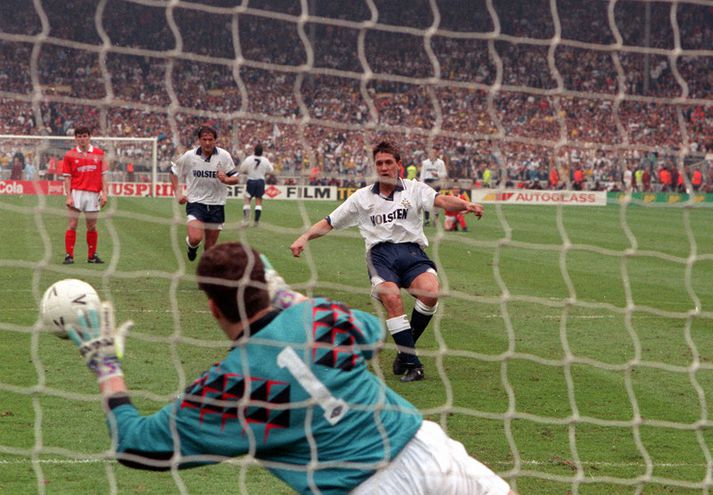Gary Lineker tekur víti í leik með Tottenham í bikarúrslitaleik á Wembley.