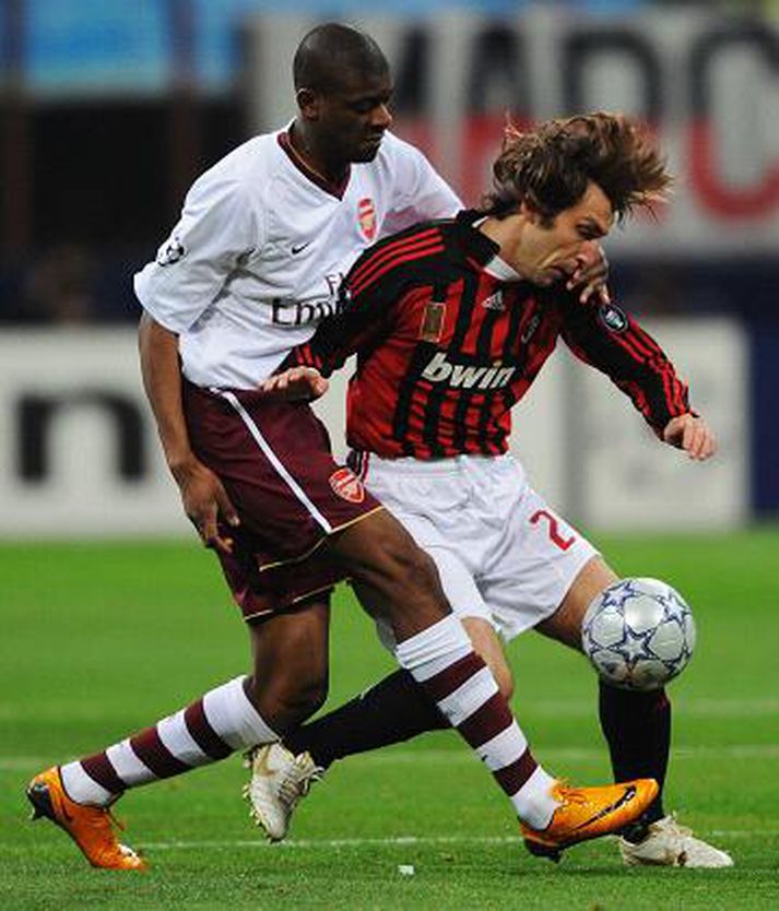 Úr viðureign AC Milan og Arsenal. Andrea Pirlo og Vassiriki Diaby eigast við.