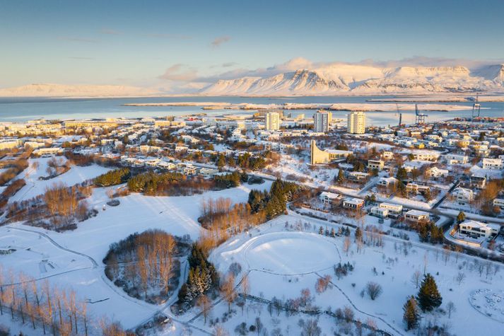 Áttatíu mál voru bókuð í kerfum lögreglu milli klukkan fimm í morgun og fimm síðdegis. Einn var vistaður í fangageymslu á tímabilinu. 