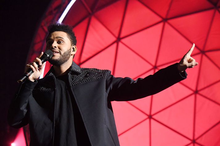 The Weeknd er búinn að klippa sig og er orðinn stórstjarna en hann heldur samt alltaf áfram í gamla góða partístandinu sínu.