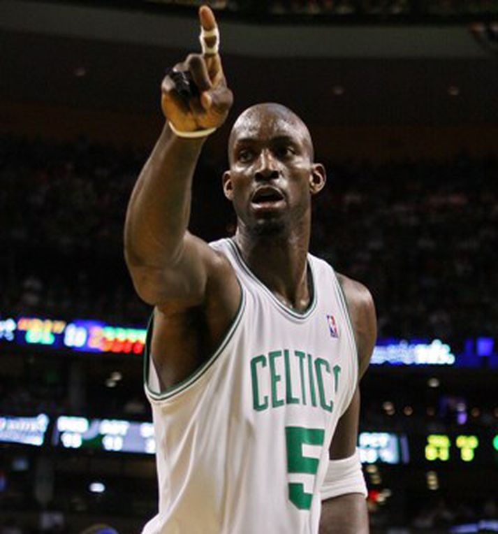 Kevin Garnett og félagar hafa tekið forystu í einvíginu gegn Detroit