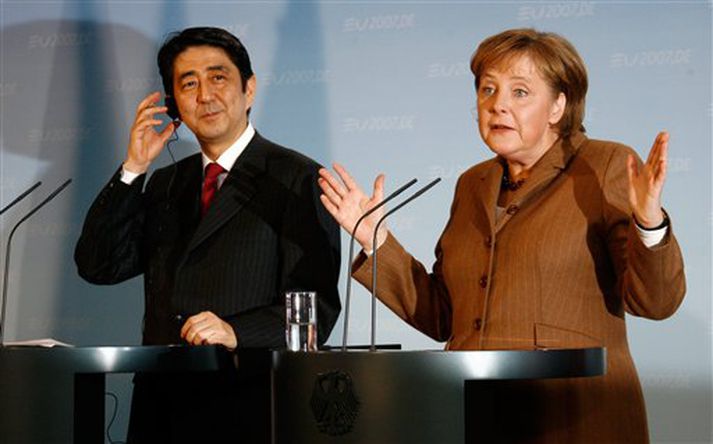 Shinzo Abe (t.v.) og Angela Merkel (t.h.) á fréttamannafundi í dag.