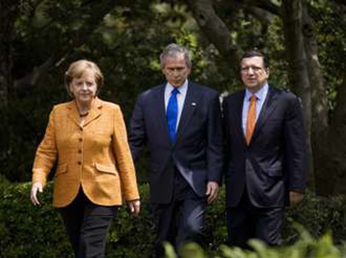 Angela Merkel, George W. Bush og Jose Manuel Barroso sjást hér ganga til fréttamannafundar í Rósagarðinum í dag.