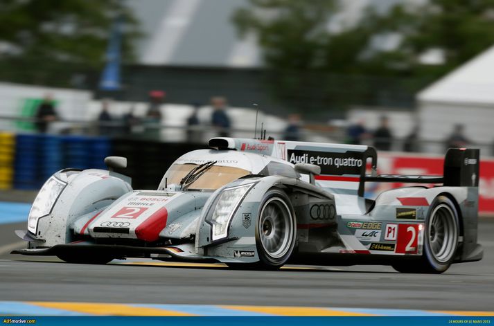 Audi R18 etron á fullri ferð í Le Mans um helgina.