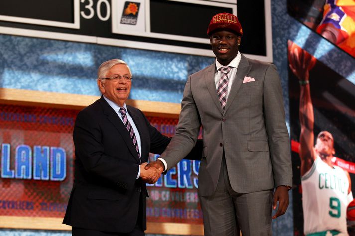 Anthony Bennett tekur hér í höndina á David Stern.