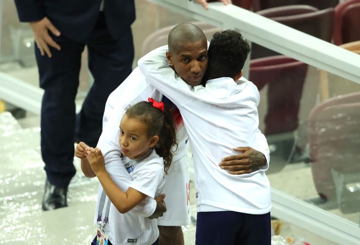 Ashley Young faðmar son sinn, Tyler, eftir leik Englands og Króatíu í undanúrslitum á HM 2018. Nú er Tyler orðinn atvinnumaður í fótbolta.