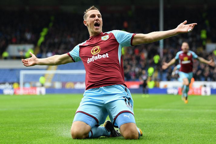 Chris Wood, framherji Burnley, fagnar marki sínu gegn Bournemouth.