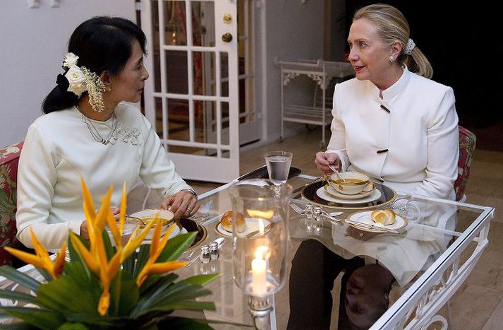 Málin rædd Hillary Clinton snæddi kvöldverð með Aung San Suu Kyi á heimili háttsetts bandarísks erindreka í Rangoon í Búrma í gær, og mun eiga formlegan fund með henni í dag.Nordicphotos/AFP