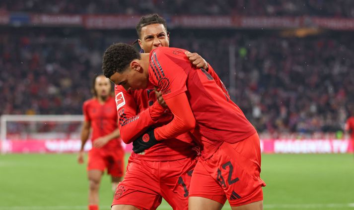 Jamal Musiala og Michael Olise fagna markinu sem kom Bayern 2-1 yfir.