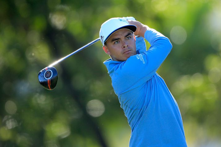 Rickie Fowler horfir hér á eftir upphafshöggi á Honda Classic mótinu.