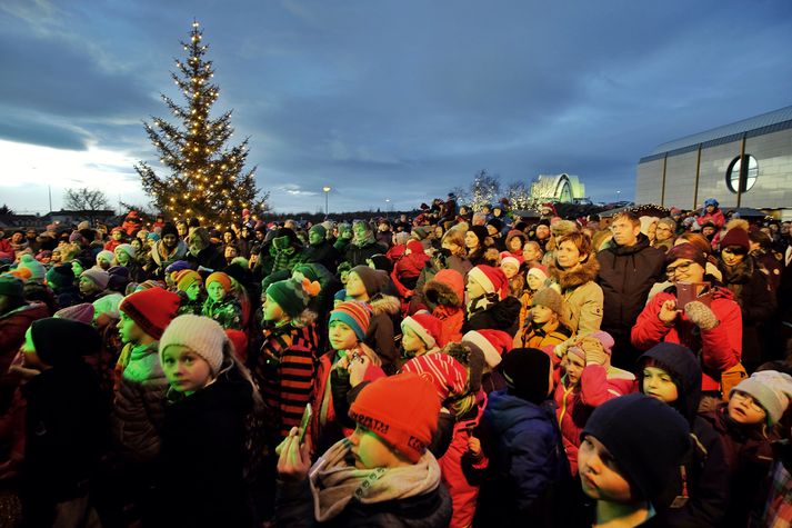 Mikill fjöldi fólks kom saman til að fylgjast með tendrun jólatrésins í dag.