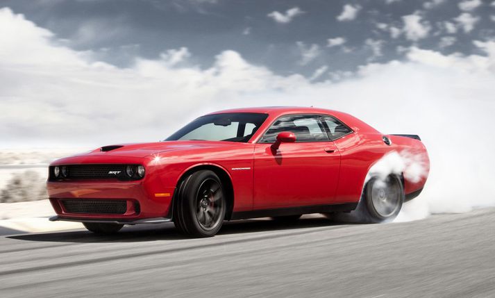 Dodge Challenger Hellcat fer létt með að brenna gúmmíi með sín 707 hestöfl.