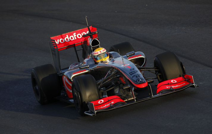 Lewis Hamilton ók McLaren Mercedes bílnum eftir brautinni í Portimao í fyrsta skipti í gær.