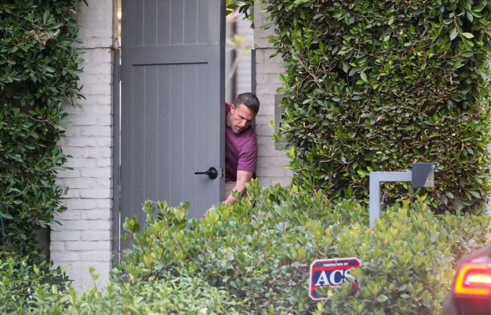 Ben Affleck fyrir utan heimili sitt í Los Angeles.