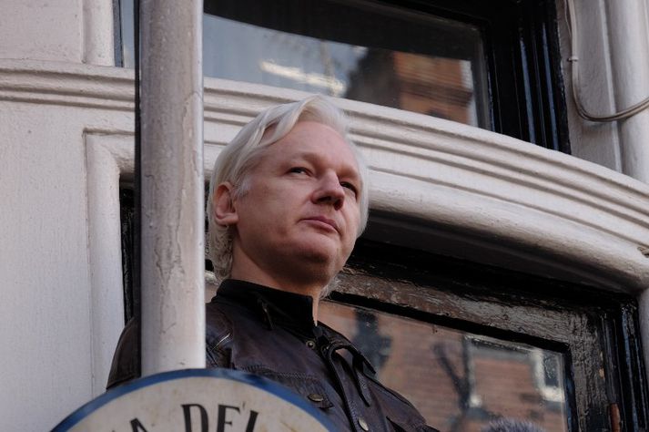 Assange hefur verið í sjálfskipaðri útlegð í sendráði Ekvador í London í fimm ár. Nú virðist hann kominn í útlegð á Twitter líka.