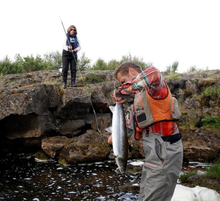 Svona byrjaði þetta í gær. Ásgeir Heiðar losar úr fyrsta laxi sumarsins sem voru orðnir 31 áður en dagur rann.