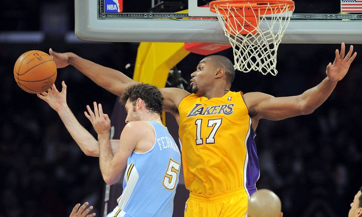 Andrew Bynum verst Rudy Fernandez, leikmanni Denver, í leiknum í nótt.