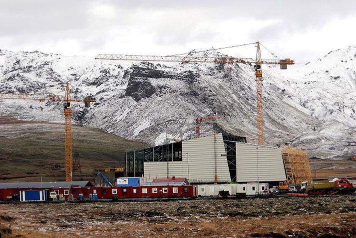 Hellisheiðarvirkjun Mennirnir eru starfsmenn Areva, erlends undirverktaka Landsnets, og þegar slysið varð voru þeir við vinnu við uppsetningu háspennubúnaðar sem flytja á rafmagn úr Hellisheiðarvirkjun.