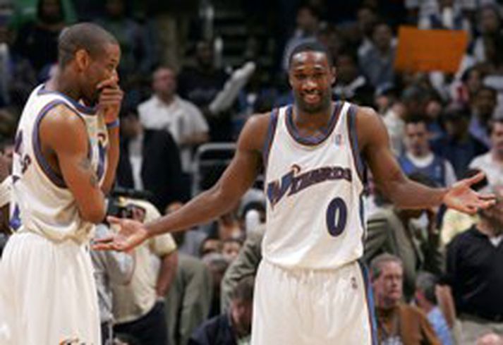 Gilbert Arenas skaut Cleveland í kaf í fjórða leikhlutanum með 20 stigum og gerði svo góðlátt grín að LeBron James eftir leikinn