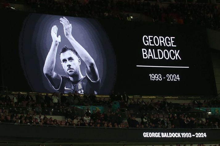 George Baldock var minnst á Wembley  fyrir landsleik Englands og Grikklands á dögunum.