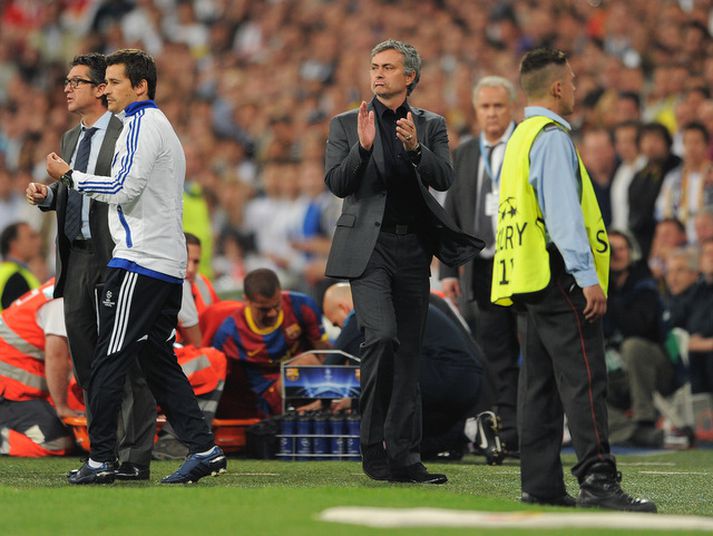 Jose Mourinho, klappar fyrir dómaranum í leiknum á móti Barcelona.