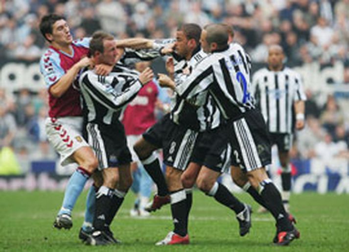 Lee Bowyer þarf að taka út þriggja leikja bann hjá Newcastle