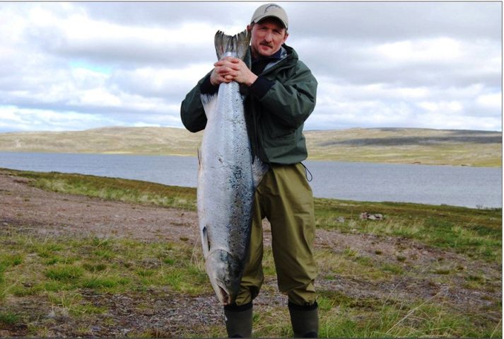 Alexander Khrustov með stórlaxinn sem hann veiddi í Syltefjarðará.