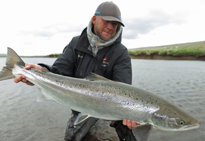 Nils með fallega hrygnu úr Hrútafjarðará