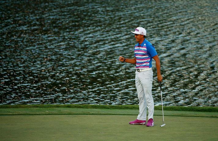 Rickie Fowler eftir að hafa sett niður sigurpúttið á 17. flöt.