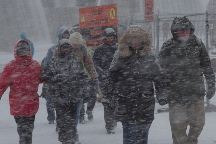 Í kortunum á morgun: Hvassviðri eða stormur með éljagangi.