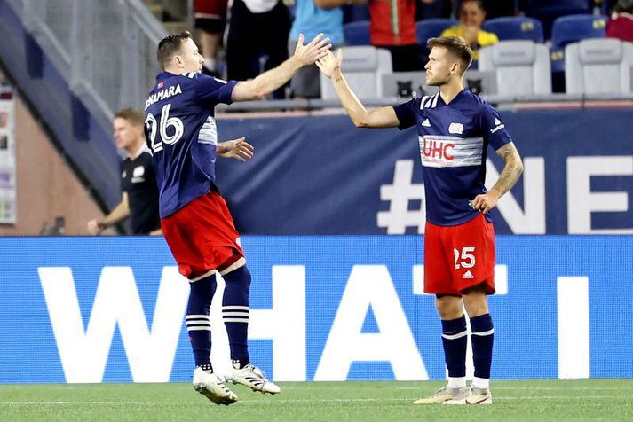 Tommy McNamara þakkar Arnóri Ingva fyrir stoðsendinguna í fyrsta marki New England Revolution í nótt.