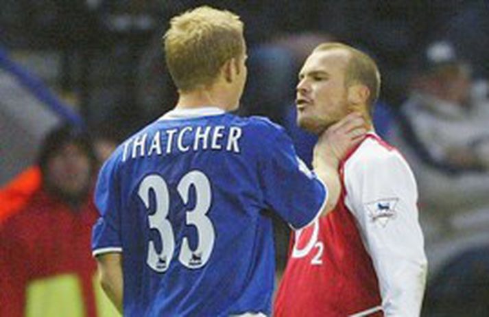 Hér má sjá Thatcher gera sig skiljanlegan við Freddy Ljungberg hjá Arsenal þegar hann lék með Leicester á sínum tíma