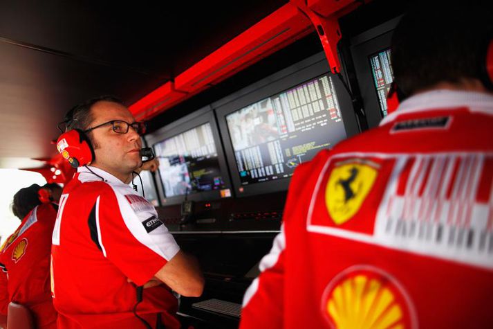 Stefano Domenicali að störfum í Formúlu 1 mótinu í Suður Kóreu í fyrra með Ferrari.