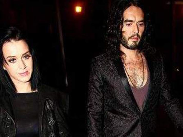 Turtildúfurnar Katy Perry og Russel Brand hafa innsiglað trúlofun sína með alveg eins húðflúri.