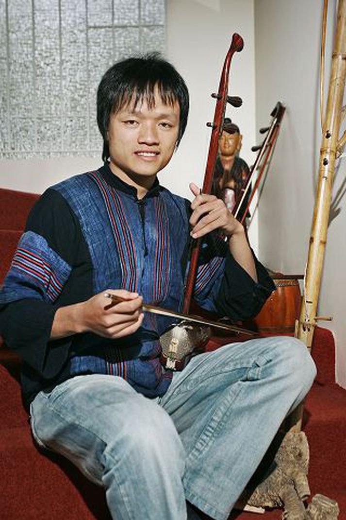 Ngo Hong Quang leikur á víetnömsk hljóðfæri og kynnir þarlenda tónlist. 