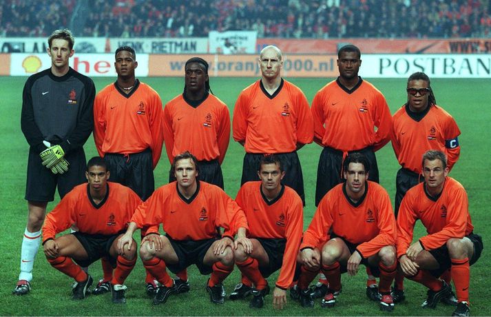 Kluivert og Seedorf voru hluti af afar skemmtilegu liði Hollendinga í kringum aldamótin. Þeir eru hér í efri röð, Kluivert annar frá vinstri og Seedorf honum næstur.