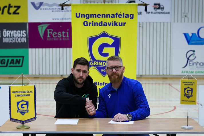 Jón Axel Guðmundsson og Ingibergur Jónasson handsala samninginn, í húsakynnum Grindavíkinga í dag.