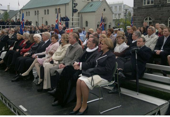 Jóhanna Sigurðardóttir forsætisráðherra við Austurvöll í dag. Þarna má einnig sjá Ólaf Ragnar Grímsson, forseta Íslands, og séra Karl Sigurbjörnsson, biskup Íslands.