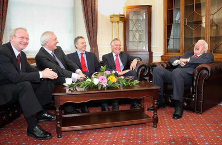 Martin McGuinness, fulltrúi Sinn Fein, Bertie Ahern, forsætsiráðherra Norður-Írlands, Tony Blair, forsætisráðherra Bretlands, Peter Hain, Norður-Írlandsmálaráðherra í bresku ríkisstjórninni, og Ian Paisley, formaður sambandssinna á Norður-Írlandi, glaðir á fundi í þinghúsinu í Stormont-kastala í Belfast í morgun.