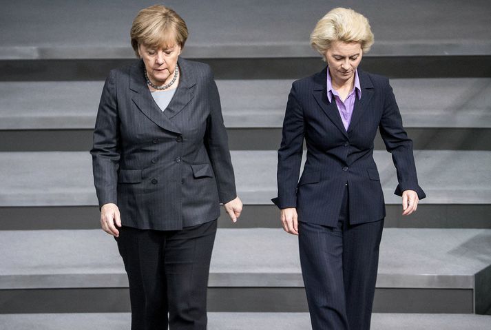 Angela Merkel kanslari og Ursula von der Leyen, varnarmálaráðherra þýsku stjórnarinnar.