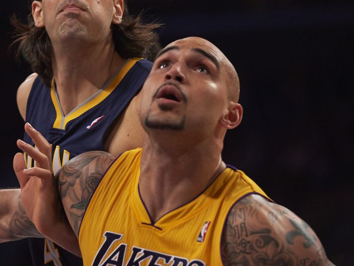 Robert Sacre í leik með LA Lakers.