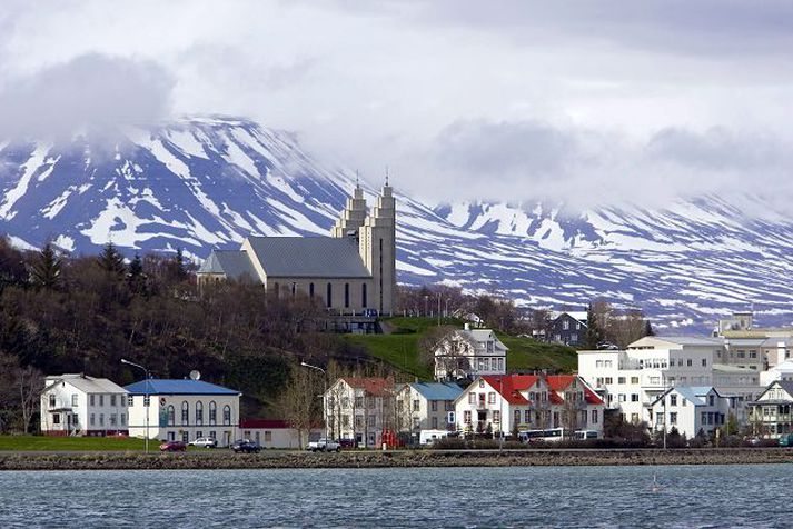 Banaslysið gerðist nokkrum kílómetrum sunnan við Akureyri og er blóðsýni úr ökumanninum nú til rannsóknar.  fréttablaðið/vilhelm