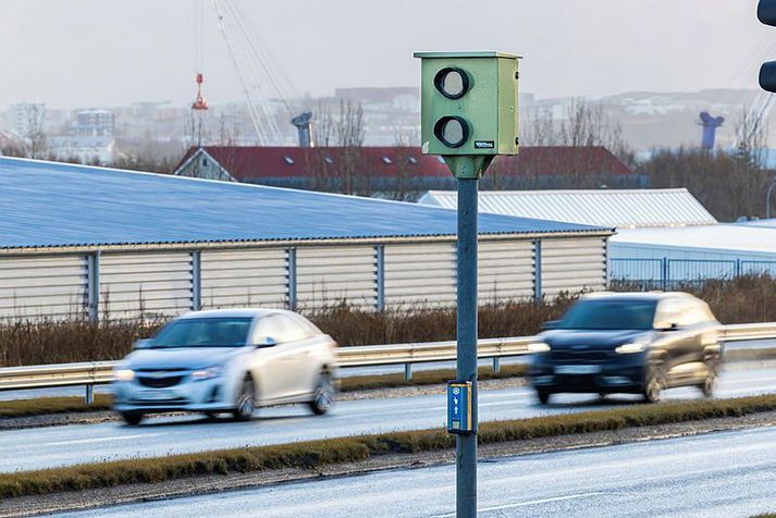 Ökumenn tveggja bifreiða létu skapið hlaupa með sig í gönur í morgunumferðinni í morgun.